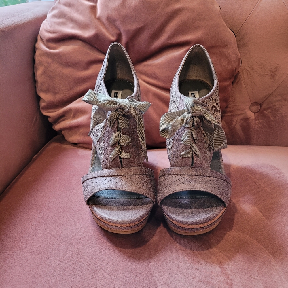 Women's shoes